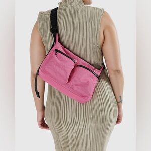Baggu // Medium Cargo Crossbody in Azalea Pink